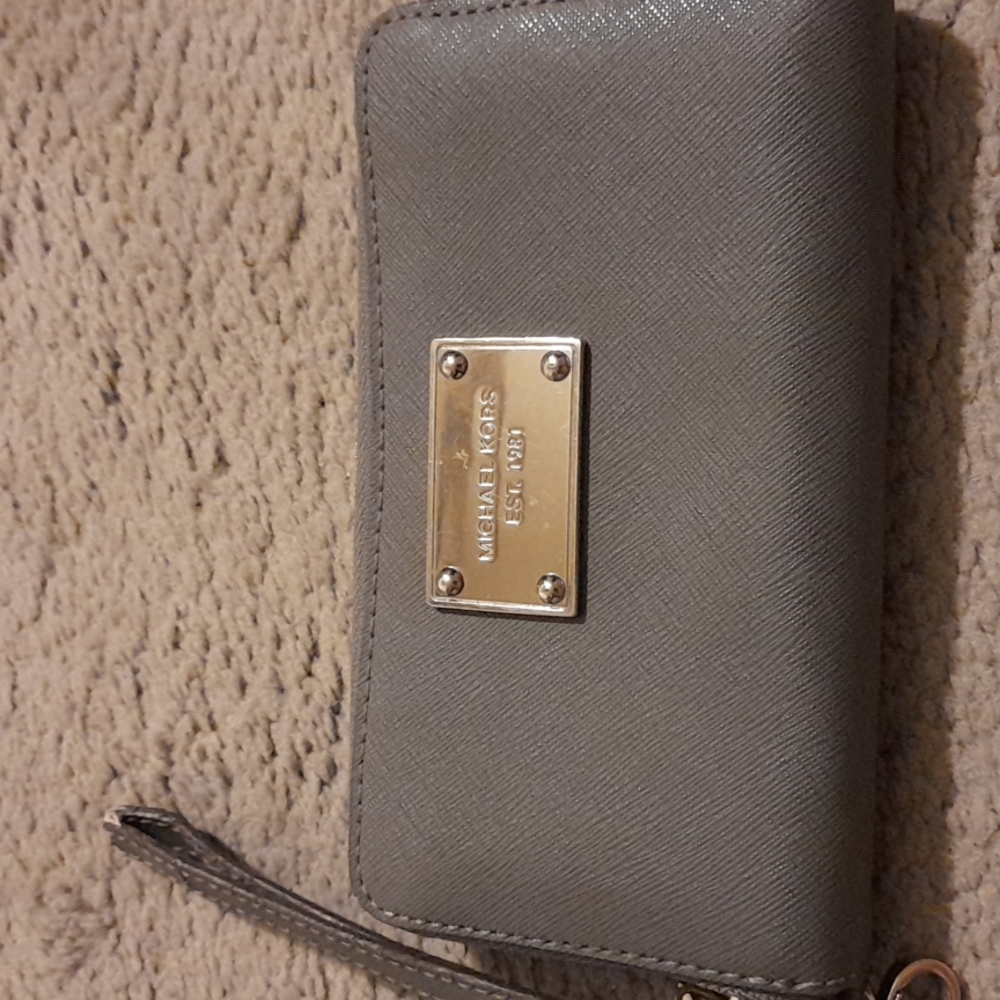 Lightly used Michael Kors wristlet.